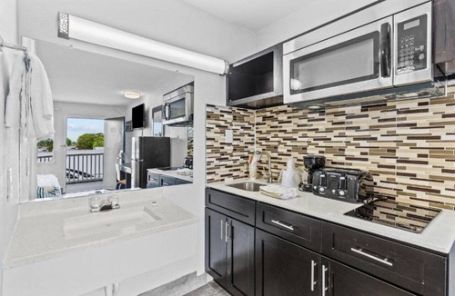 Wilmington Apartment | 1 Queen Bed|Nsmk,Kitchen