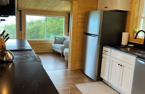 Apple Ridge Apartment | 100 Mile Views & Hot Tub in BR!