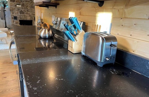 Apple Ridge Apartment | 100 Mile Views & Hot Tub in BR!