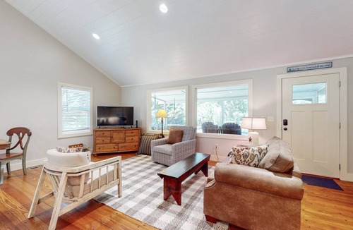 Flat Rock Cottage | 104 m² Cabin ∙ 2 bedrooms ∙ 4 guests