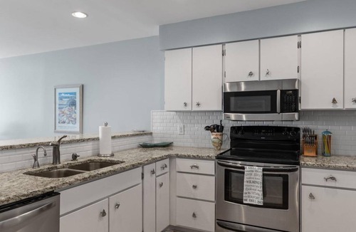 Pine Knoll Shores Condo | 109 m² Condo ∙ 2 bedrooms ∙ 6 guests