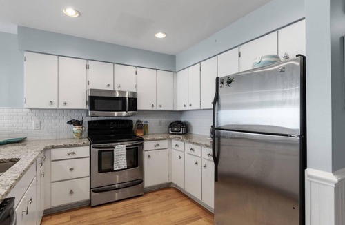 Pine Knoll Shores Condo | 109 m² Condo ∙ 2 bedrooms ∙ 6 guests