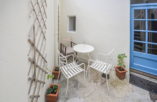 Torquay City Centre Cabin | 10a Trinity Mews - UKC5020