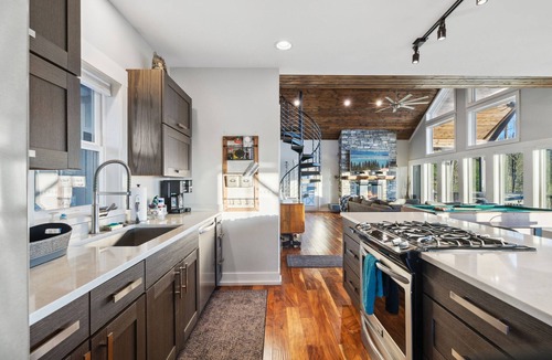 Wolf Laurel House | 10min to Hatley Pointe~Views~ HotTub~ FirePit