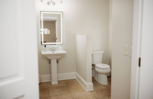 Downtown Hotel | 11-Standard Guest Room - 2 Queens · The Jefferson Inn Rm. 11