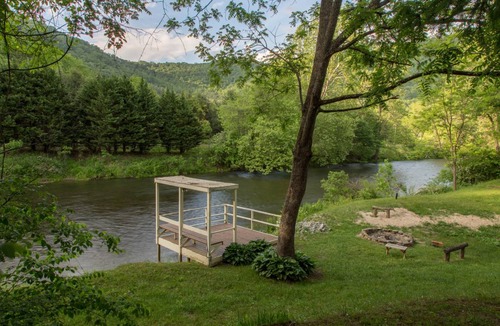 Cullowhee Cottage | 114 m² Cabin ∙ 2 bedrooms ∙ 7 guests
