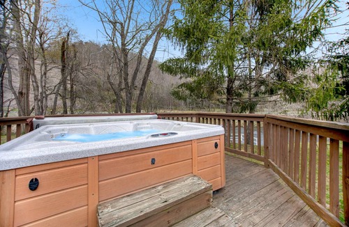 Cullowhee Cottage | 114 m² Cabin ∙ 2 bedrooms ∙ 7 guests