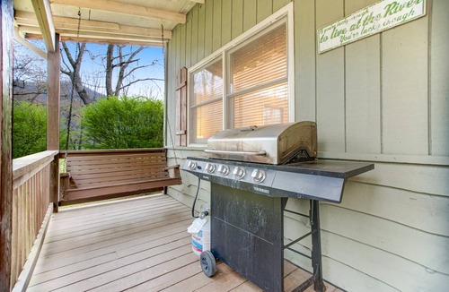 Cullowhee Cottage | 114 m² Cabin ∙ 2 bedrooms ∙ 7 guests