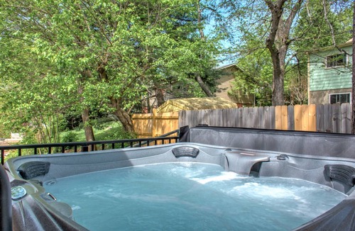 Asheville Cottage | 116 m² Cabin ∙ 3 bedrooms ∙ 6 guests