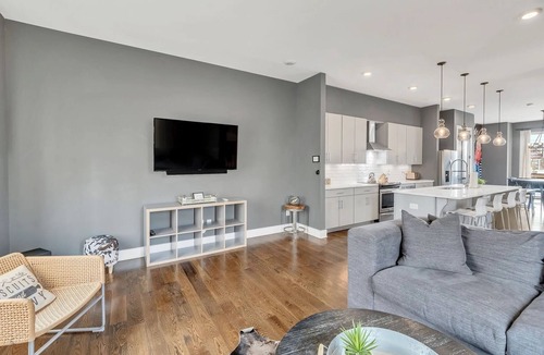 East Hill House | 12 Min to Broadway - Sleeps 10 - Rooftop + Parking