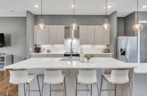 East Hill House | 12 Min to Broadway - Sleeps 10 - Rooftop + Parking