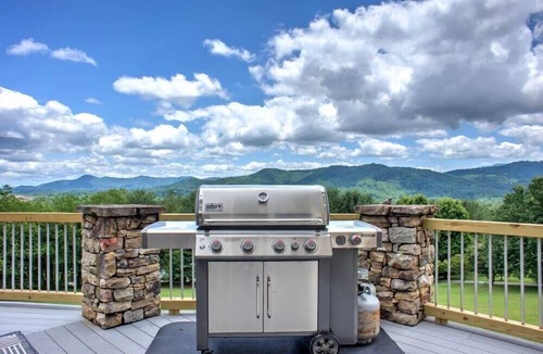 Clyde House | 12-person spa hot tub, game room & gym 💦🎮 Private mountain-view suites, luxe design 🏔️🛌