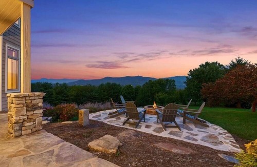 Clyde House | 12-person spa hot tub, game room & gym 💦🎮 Private mountain-view suites, luxe design 🏔️🛌