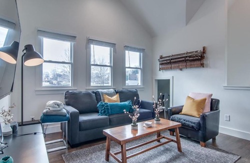 Historic Waverly Apartment | 12 South Loft Walk to Coffee and Murals plus King Bed