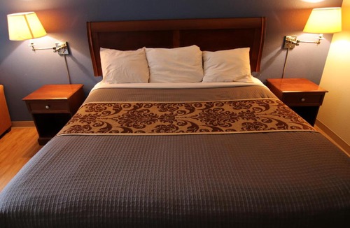 Gold Rock Hotel | 121 Motel Battleboro