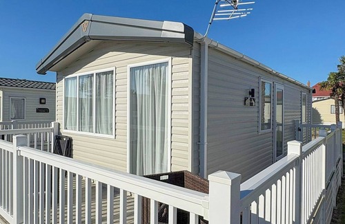 Westmarsh House | 12ft-wide caravan ideal for small families with one double and one twin.