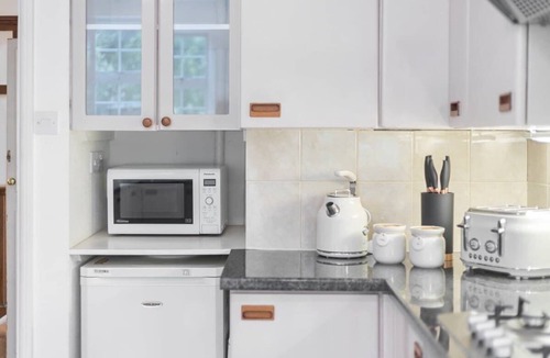Brent Cross House | 13-Bed London Gem, Opposite Tube