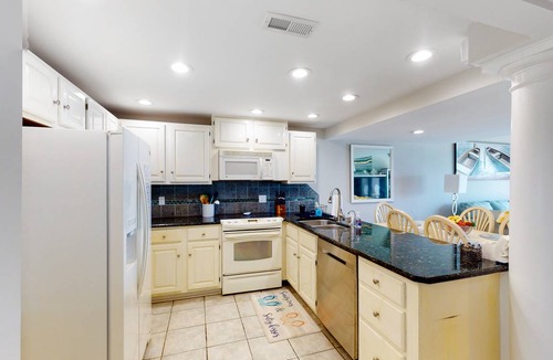 Pine Knoll Shores Condo | 136 m² Condo ∙ 4 bedrooms ∙ 8 guests