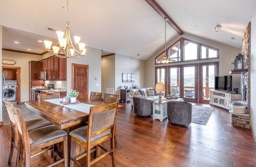 Whittier Condo | 138 m² Condo ∙ 2 bedrooms ∙ 5 guests