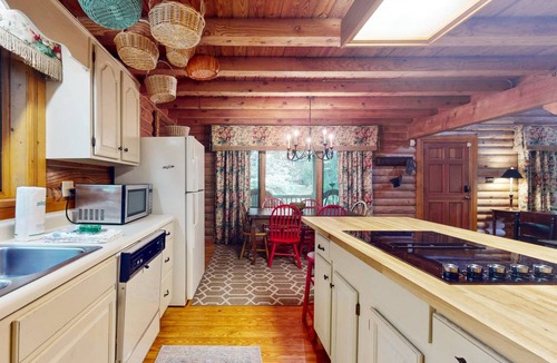 Cashiers Cabin | 139 m² Cabin ∙ 2 bedrooms ∙ 6 guests