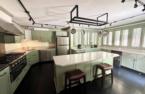 Hendersonville Hotel | 139 m² Hotel ∙ 16 guests