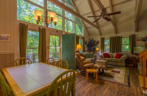 Charter Hills Ski Chalet | 148 m² Chalet ∙ 3 bedrooms ∙ 8 guests