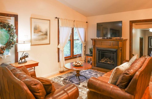 Whittier House | 148 m² House ∙ 3 bedrooms ∙ 6 guests