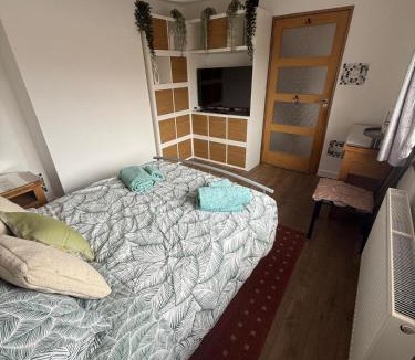 Uttoxeter House | 16 Bentley Road - Uttoxeter, Comfortable accommodations, SHARED SHOWER ROOM, NO BREAKFAST, NO WIFI