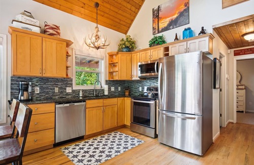 Weaverville Cabin | 16 mi to DT, Hot Tub, Fire Pit, FP, Basket Ball Court, Mt View, Secluded & Quiet