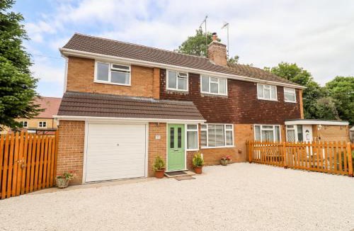 Broadway House | 17 Sands Close