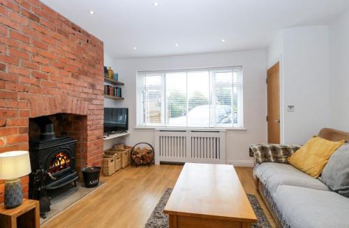 Broadway House | 17 Sands Close