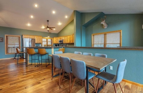 Wolf Laurel Cabin | 18 Hole Golf - Views For Miles - Hot Tub - Theater