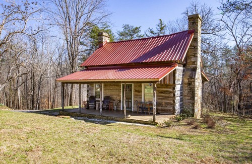 Stoneville Cabin | 1840's Log Cabin Getaway