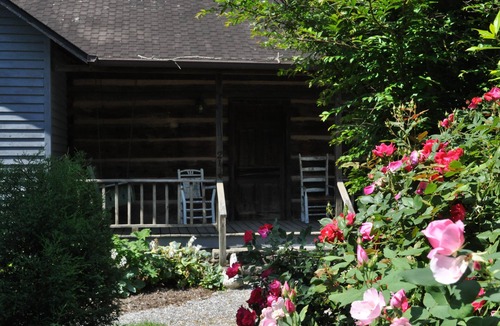 Weaverville House | 1850s log cabin 1 mile to downtown Weaverville 15% discount 7 days or more