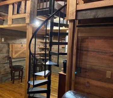 Hendersonville House | 1850s Settlers Cabin at Wethero Ridge
