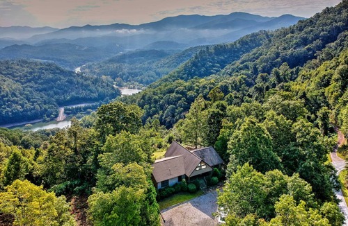 Bryson City House | 189 m² House ∙ 2 bedrooms ∙ 8 guests