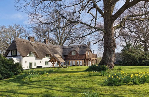 Winsor House | 18th Century Thatched House on the Edge of the New Forest with large Jacuzzi