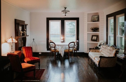 Southmont House | 1901 Farmhouse peaceful nature experience