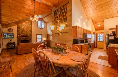 Blowing Rock Cabin | 192 m² Cabin ∙ 2 bedrooms ∙ 8 guests