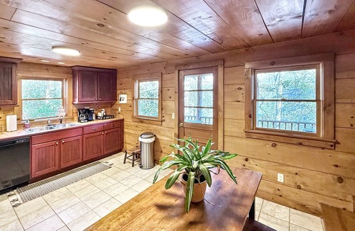 Mirror Lake Cabin | 1930's Highlands Hideaway, Restored Cozy Cabin, Dog Friendly, Fiber Optic WI-FI