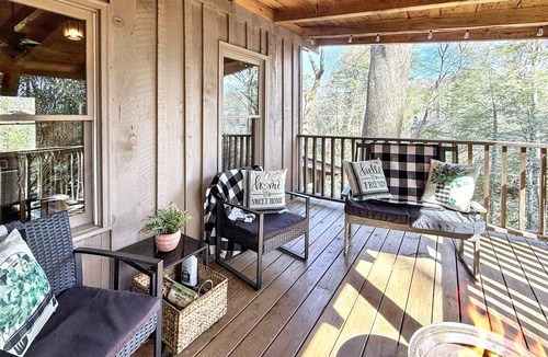 Mirror Lake Cabin | 1930's Highlands Hideaway, Restored Cozy Cabin, Dog Friendly, Fiber Optic WI-FI