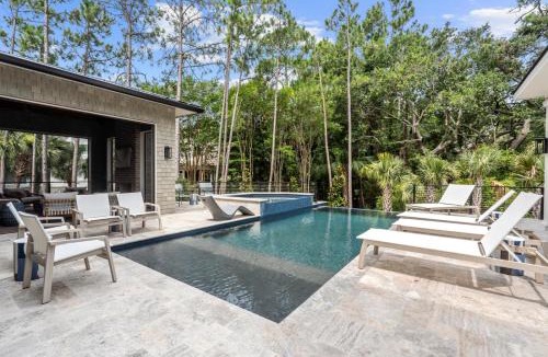 Vanderhorst Plantation House | 194 Ballybunion Drive by Akers Ellis Rentals