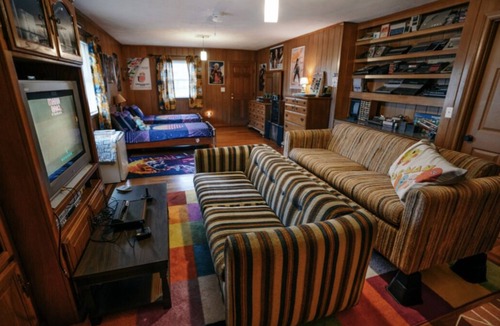 Winston - Salem House | 1980's ARCADE + 80's themed bedroom