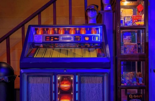 Winston - Salem House | 1980's ARCADE + 80's themed bedroom
