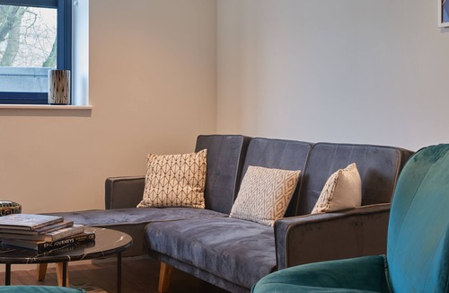 Slough Apartment | 1BR Flat With a Double Bed - New Eton House Residence Slough