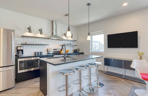 Historic Edgefield Hotel | 1BR Mural Suite + Full Kitchen | Mins to Five Points + Broadway | The Carter