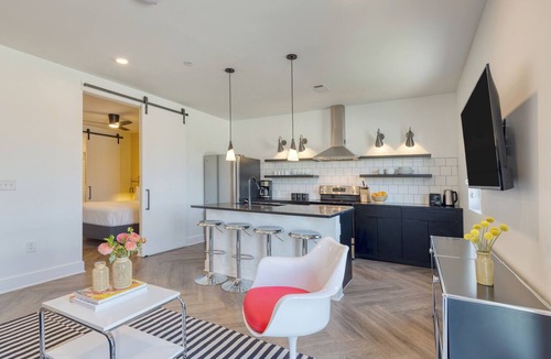 Historic Edgefield Hotel | 1BR Mural Suite + Full Kitchen | Mins to Five Points + Broadway | The Carter