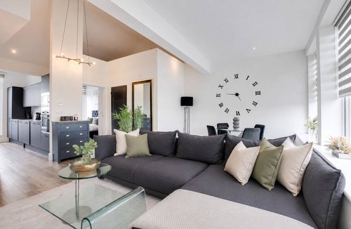 Westcliff-on-Sea Apartment | 1BR Penthouse with Balcony - City Centre near Cliffs Pavillion