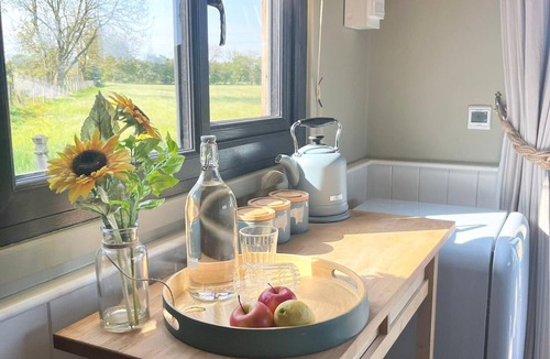 Morpeth Cabin | 1Br-Sleeps2-Field View-Parking-Cabin Experience