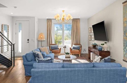 Eighth Avenue House | 2 Adjacent Gem Great for Big Groups 8th Ave S